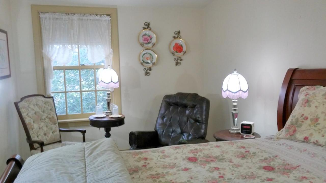 1732 Folke Stone Bed And Breakfast West Chester Exterior photo